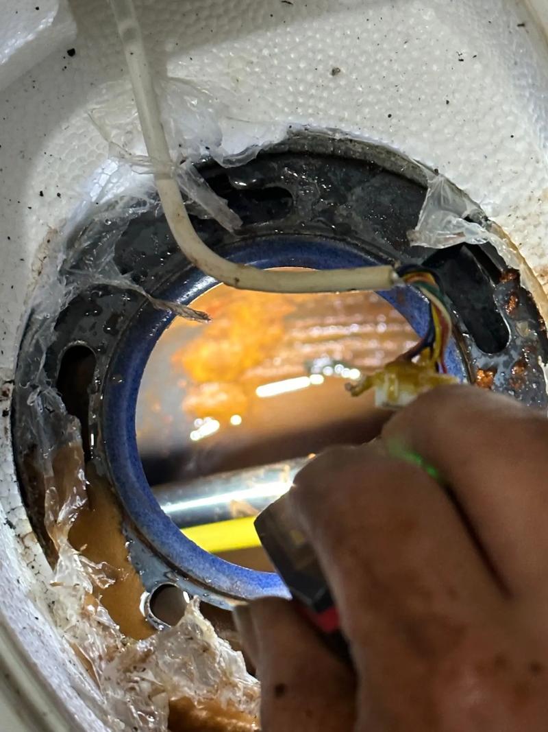 电热水器内胆水垢与镁棒腐蚀对比图