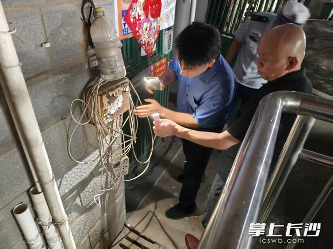 消防救援人员入户检查飞线充电隐患实拍图