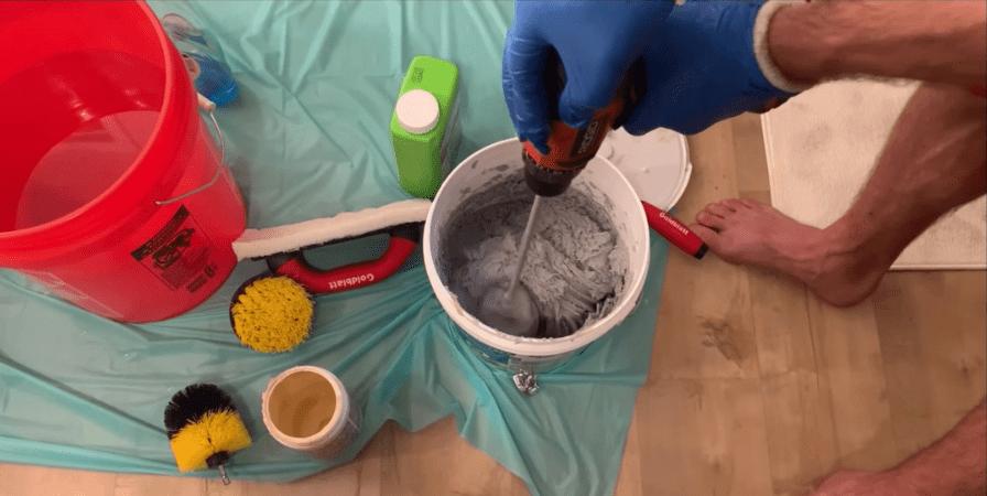 桶装环氧彩砂搅拌施工操作现场图