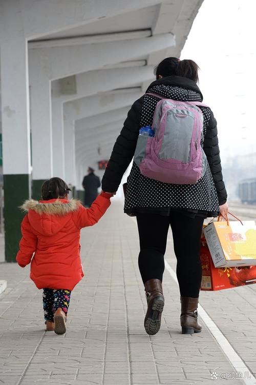 小学门口接孩子拎着补习袋神情焦虑的母亲