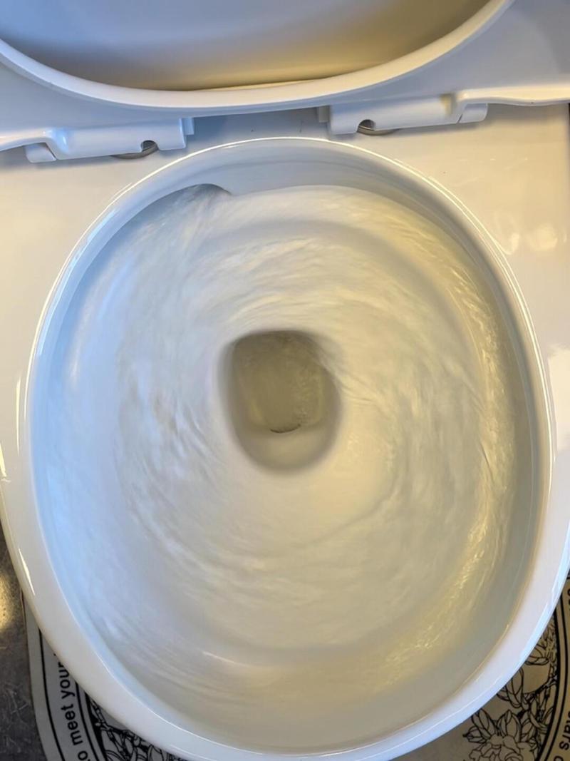 马桶虹吸冲水漩涡水流特写