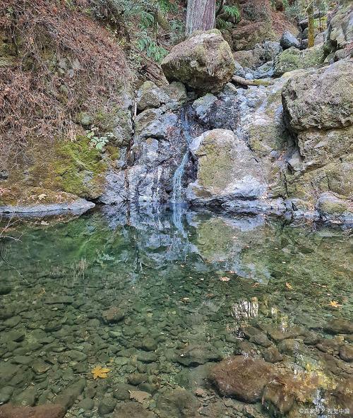 南漳漳河源头山涧清透溪水穿石原生态场景