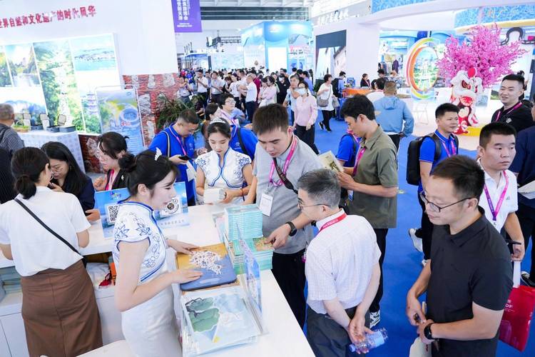 线下展会现场观众排队领取印着团队IP的帆布袋实拍