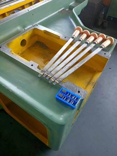 老钳工手工刮研多工位冷镦成型机导轨实拍