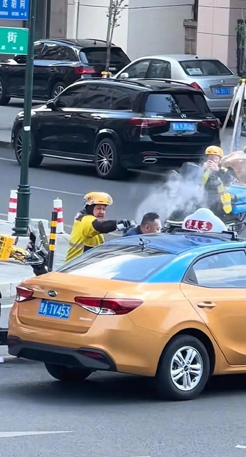 坐无人驾驶出租车,遇到突然冲出来的外卖小哥咋办?