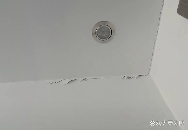 装修后石膏板接缝开裂实拍图