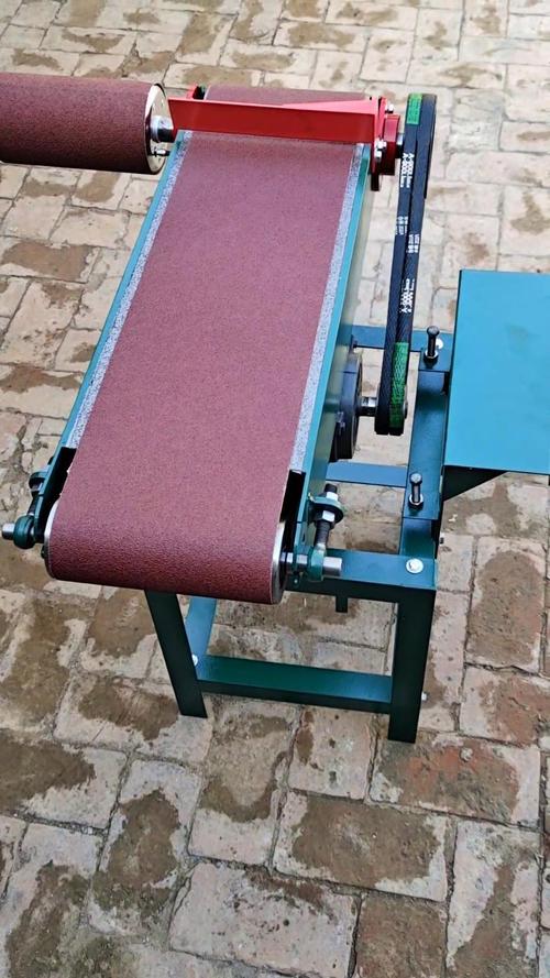 木工师傅用砂带机打磨桌面