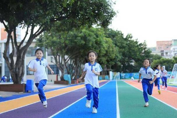 小学操场跑道边蹲在一起数蚂蚁的小学生