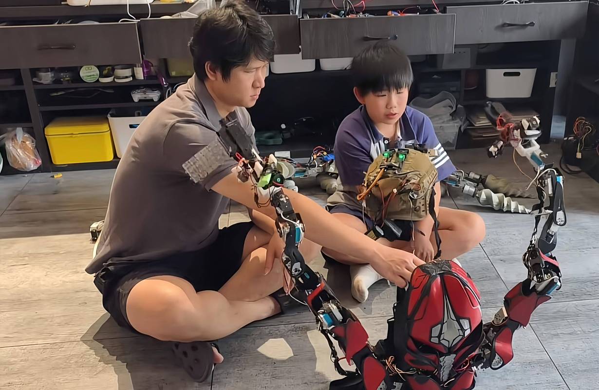 制造业爸爸带孩子拆装旧玩具亲子互动