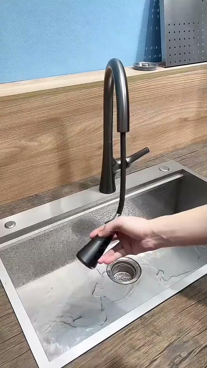 厨房抽拉式水龙头安装实景图