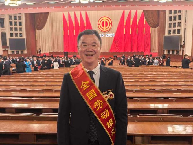 高铁制造劳模家庭祖孙三代劳模奖状合影