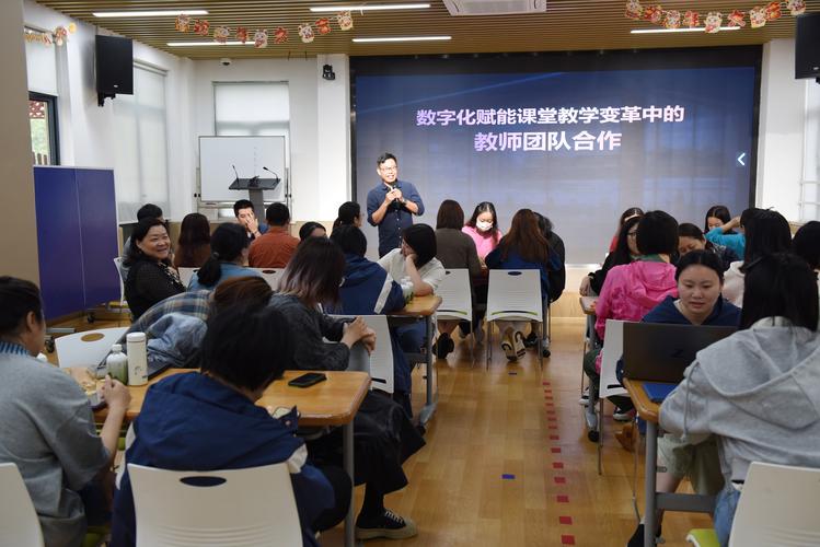 教师团队围坐在平板前研讨数字化教学方案