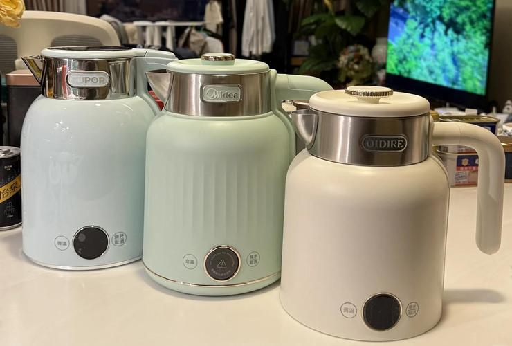 不同材质轻量化水壶对比实拍