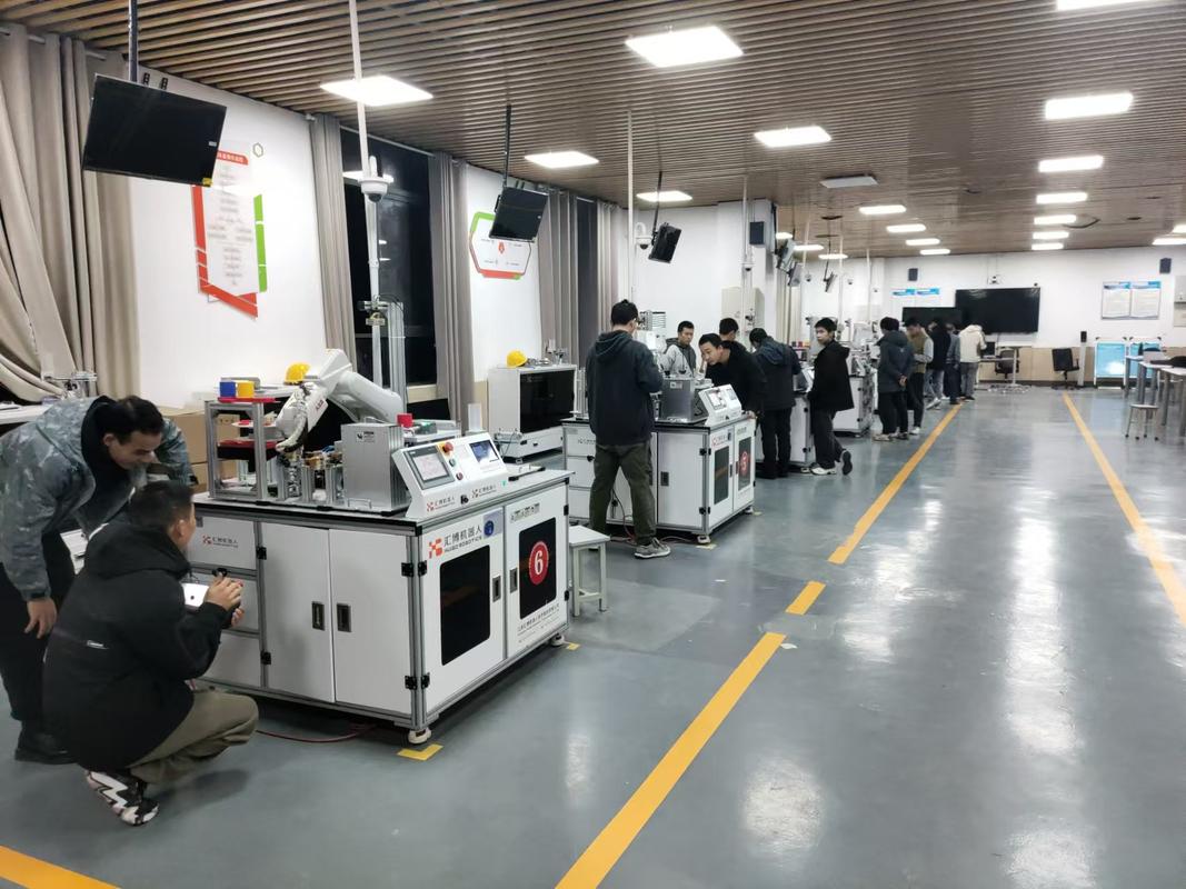 制造工厂车间现场工业培训场景