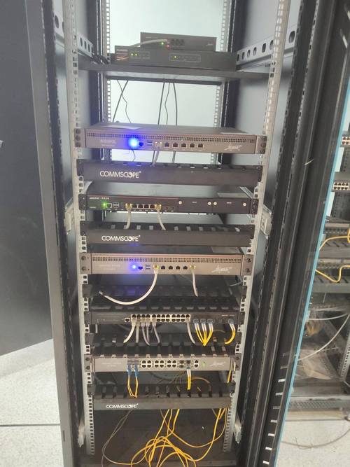 工业网络安全隔离网关设备安装现场图