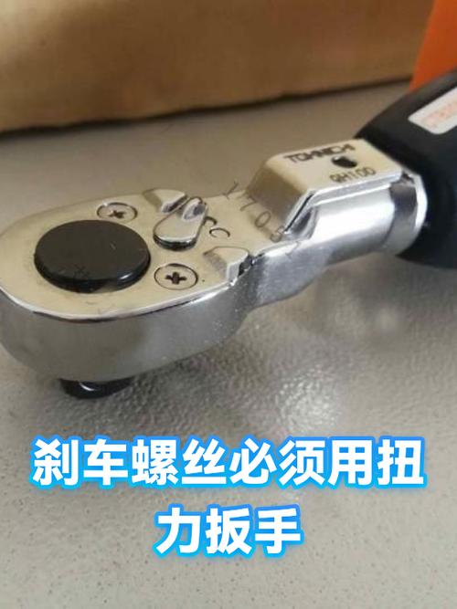 汽修师傅用扭力扳手拧制动分泵放气螺丝
