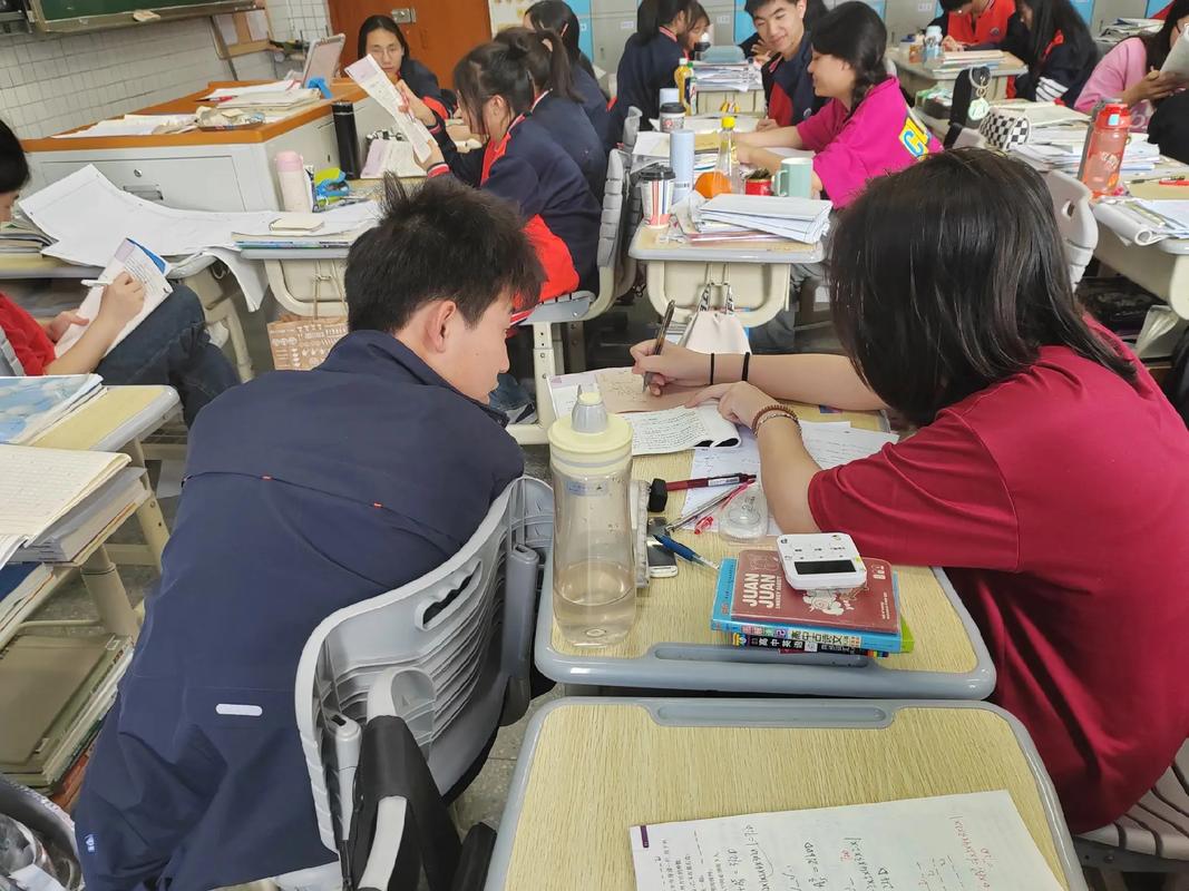中学生数学建模课堂小组讨论场景