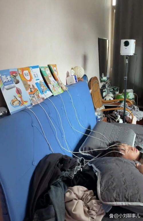 一个人在手机支架前举着一个打光板，表情夸张地试录搞笑视频，背景是杂乱的房间