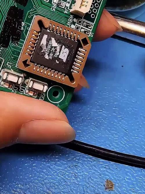 嵌入式芯片在工业传感器内部的拆解示意图