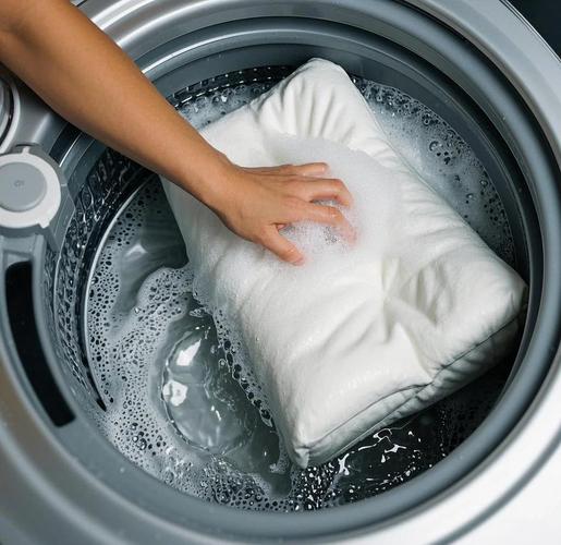 手洗乳胶枕按压清洁场景图
