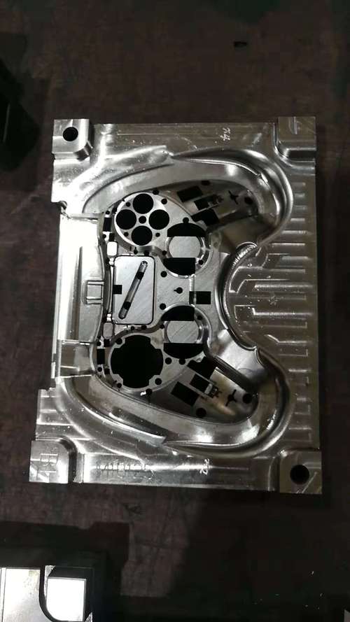 电火花加工完成的高精度复杂手机模具型腔样品