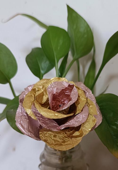 工厂师傅用铝边角料制作的手工小玫瑰花