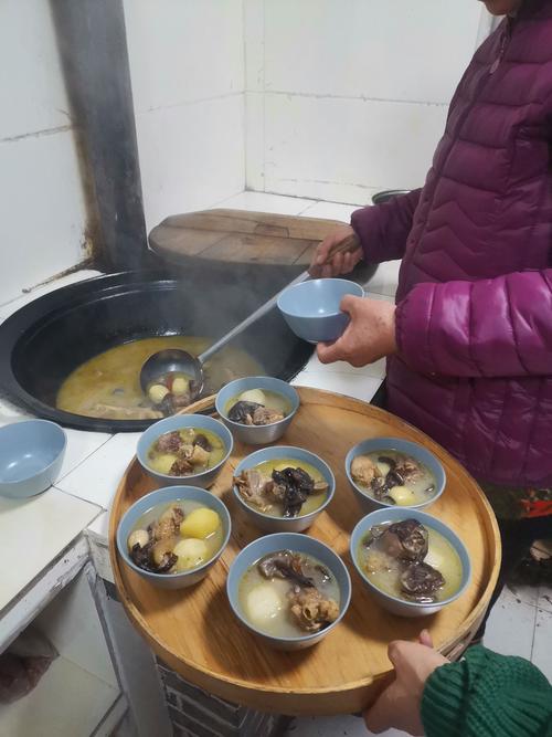 南漳薛坪农户家熏腊蹄炖干萝卜盛在粗陶碗里