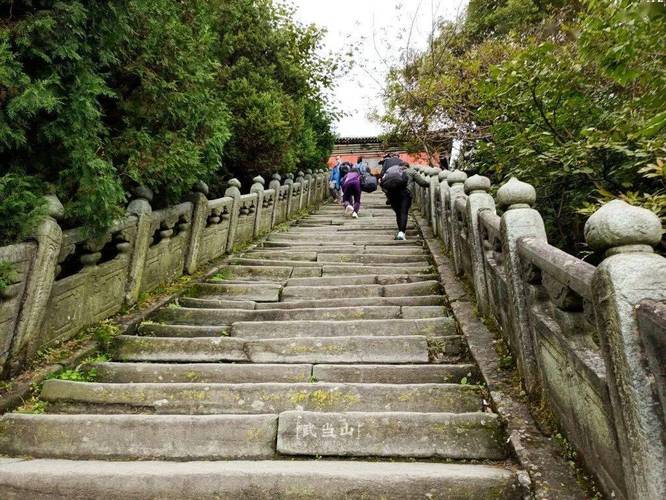 武当山南岩宫悬崖边古神道松荫步道