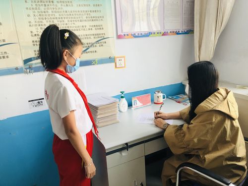 教室学生站着发言紧张攥笔记本场景