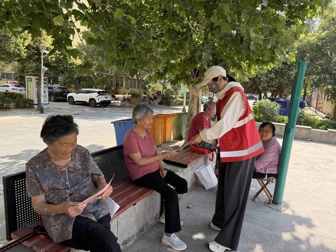 社区石凳上老人给邻居讲法律常识场景
