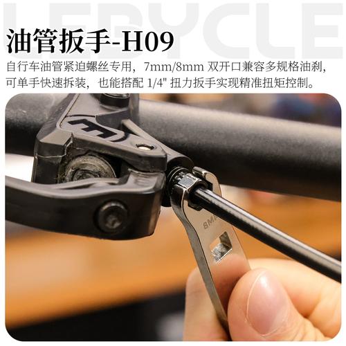 扭力扳手拧汽车助力油管接头实拍