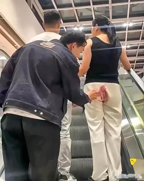 电梯内两人尴尬对视场景