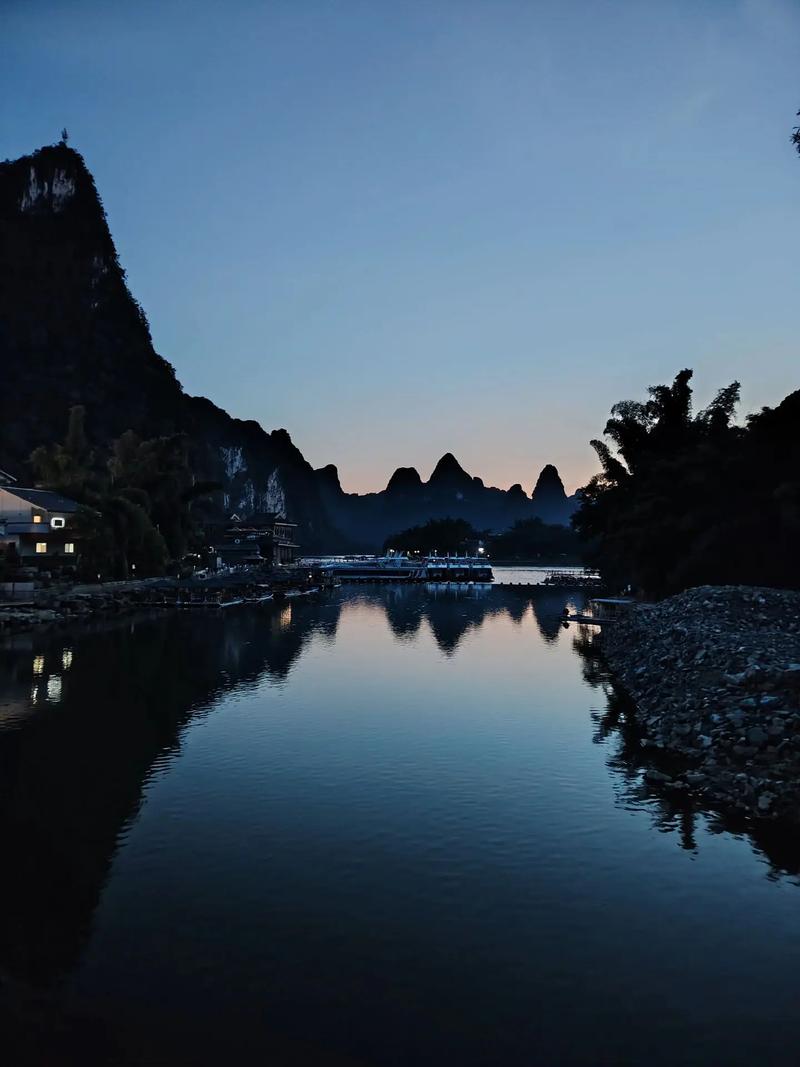 深夜窗外的漓江