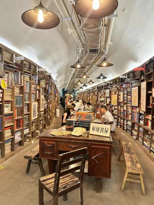 防空洞书店入口