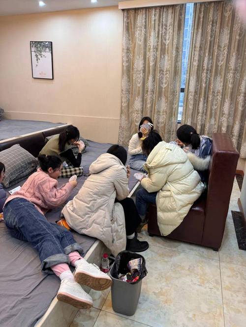 近郊轰趴馆团建角落员工独自低头刷手机实拍