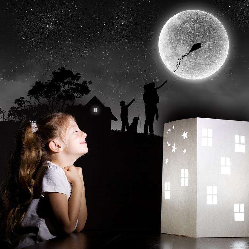 孩子夜晚窗前看星星 背影 温馨灯光 亲子日常