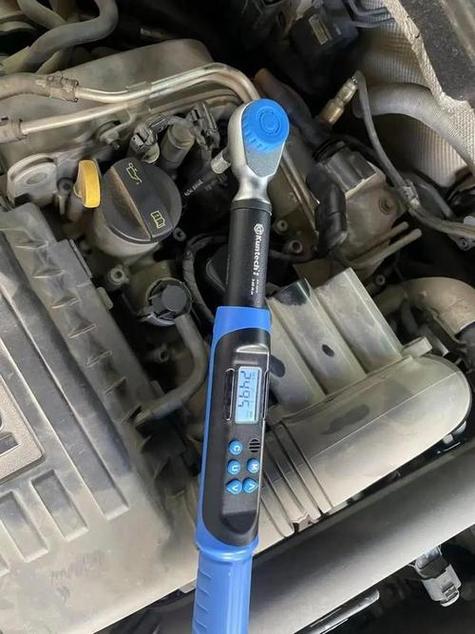 汽修厂扭力扳手安装汽车水温传感器实拍
