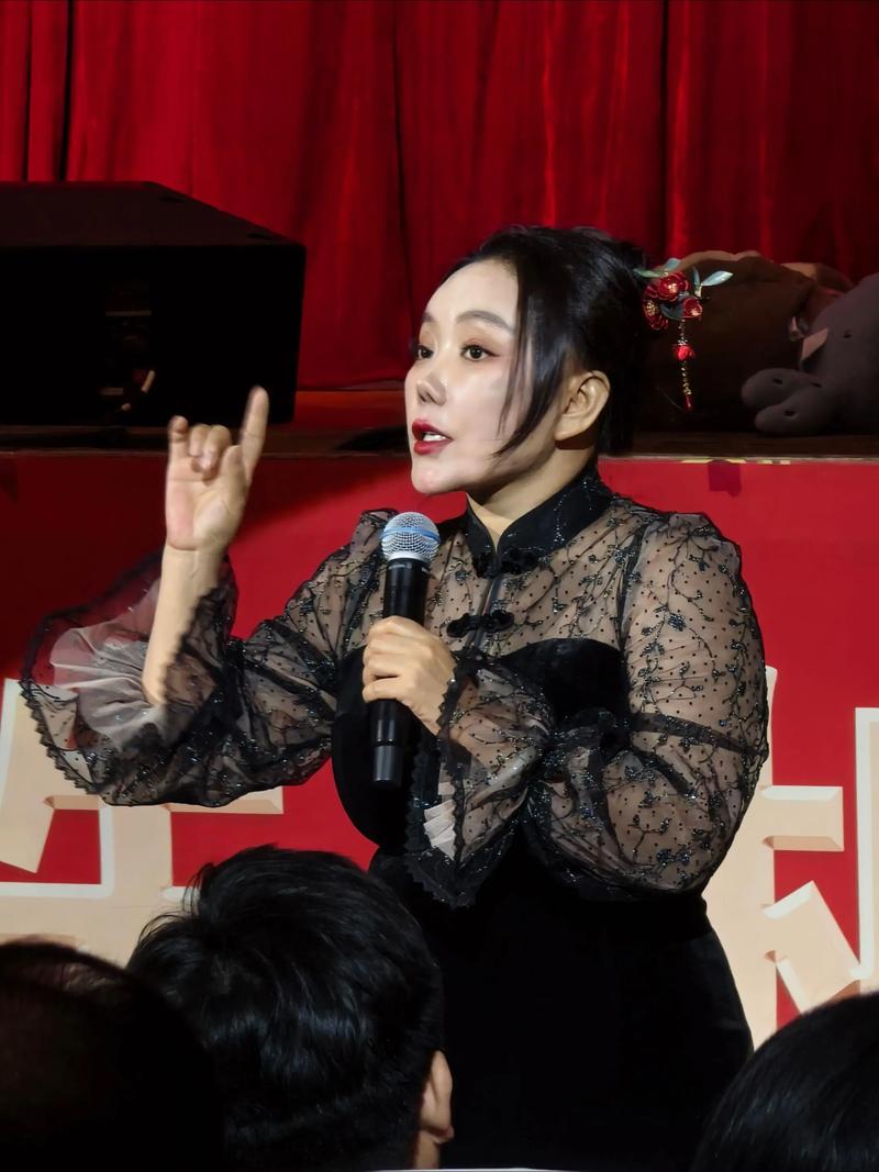 脱口秀演员在后台深呼吸调整状态