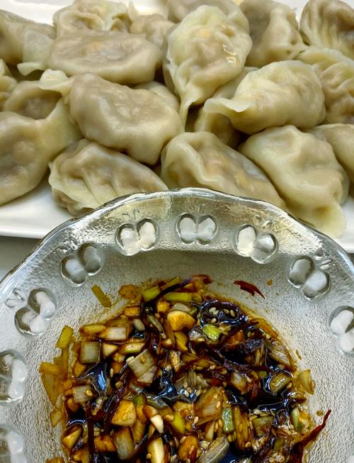 昭潭饺子粑掰开露腌菜豆腐内馅