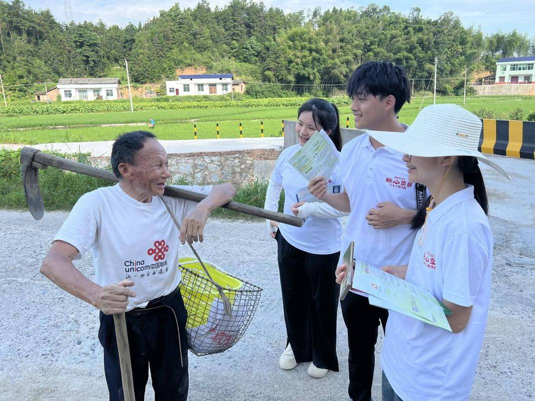 大学生村官在田间调研