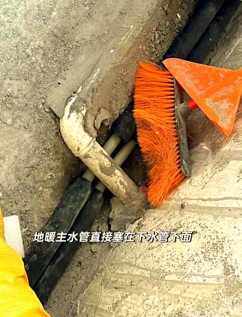 地暖回填施工时带钉鞋踩管违规现场