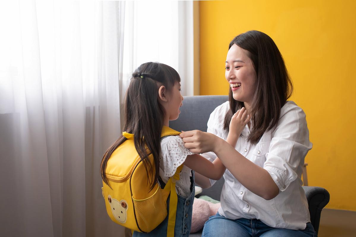 幼儿执拗期家长拥抱安慰情绪安抚场景