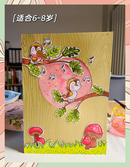 小朋友用彩笔绘制自然声音乐谱的桌面场景