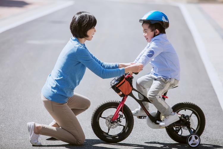 孩子学骑自行车摔倒妈妈安慰