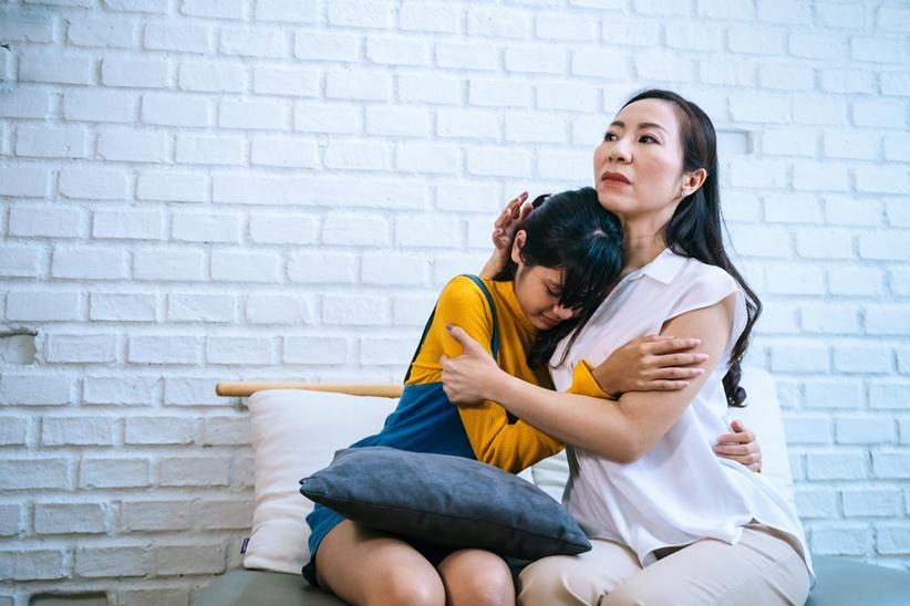 家庭客厅 家长抱着哭泣的孩子轻声安慰