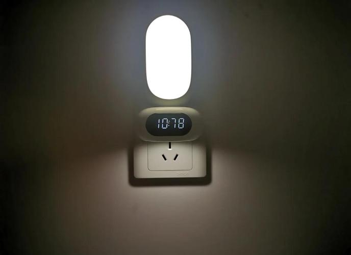 卧室待机电器指示灯夜晚微光场景图