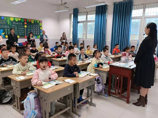 小学一年级新生零起点课堂互动场景