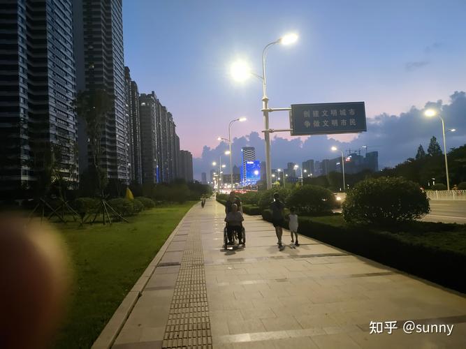 升学备考傍晚小区散步缓解压力实拍