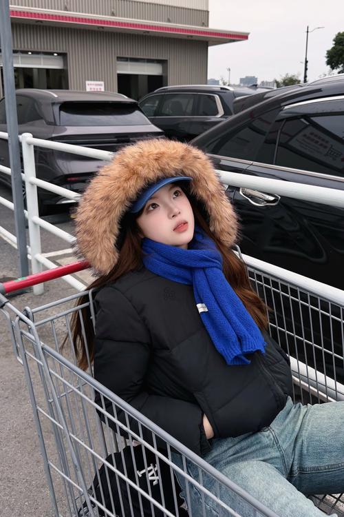 折叠后的便携羽绒围脖放在牛仔裤口袋实拍