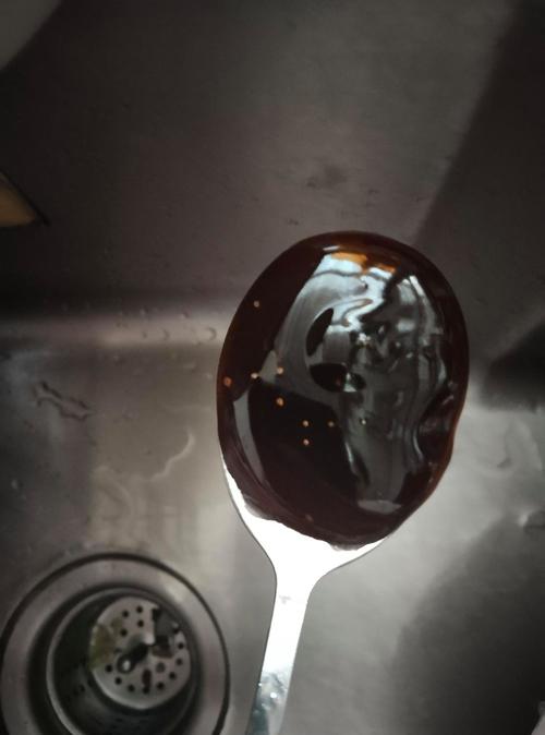 厨房灶台边瓶身发霉的蚝油瓶特写
